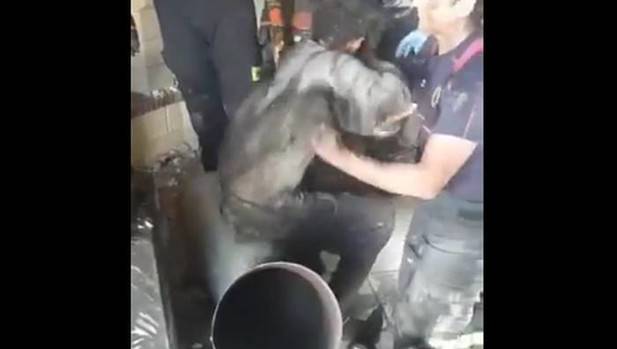 Rescatan en Granada a un joven que quedó atrapado en una chimenea mientras robaba