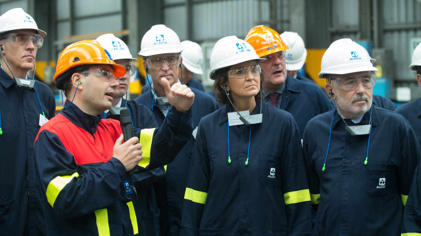 La ministra de Industria, Reyes Maroto, y el presidente de la Xunta de Galicia, Alberto Núñez Feijoó, en la planta de Alcoa en Lugo.