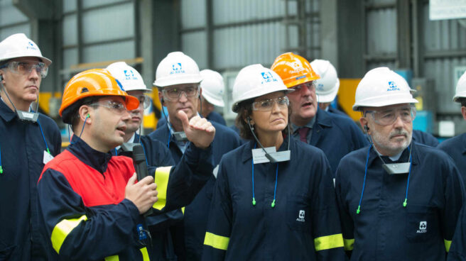 La ministra de Industria, Reyes Maroto, y el presidente de la Xunta de Galicia, Alberto Núñez Feijoó, en la planta de Alcoa en Lugo.