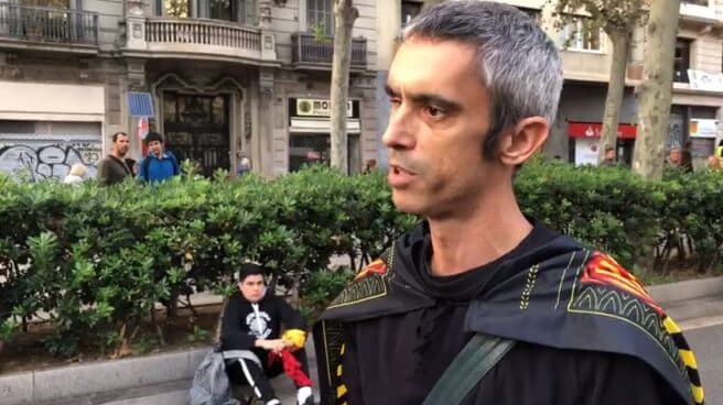 Roger Español atiende a El Independiente durante las protestas en Barcelona.