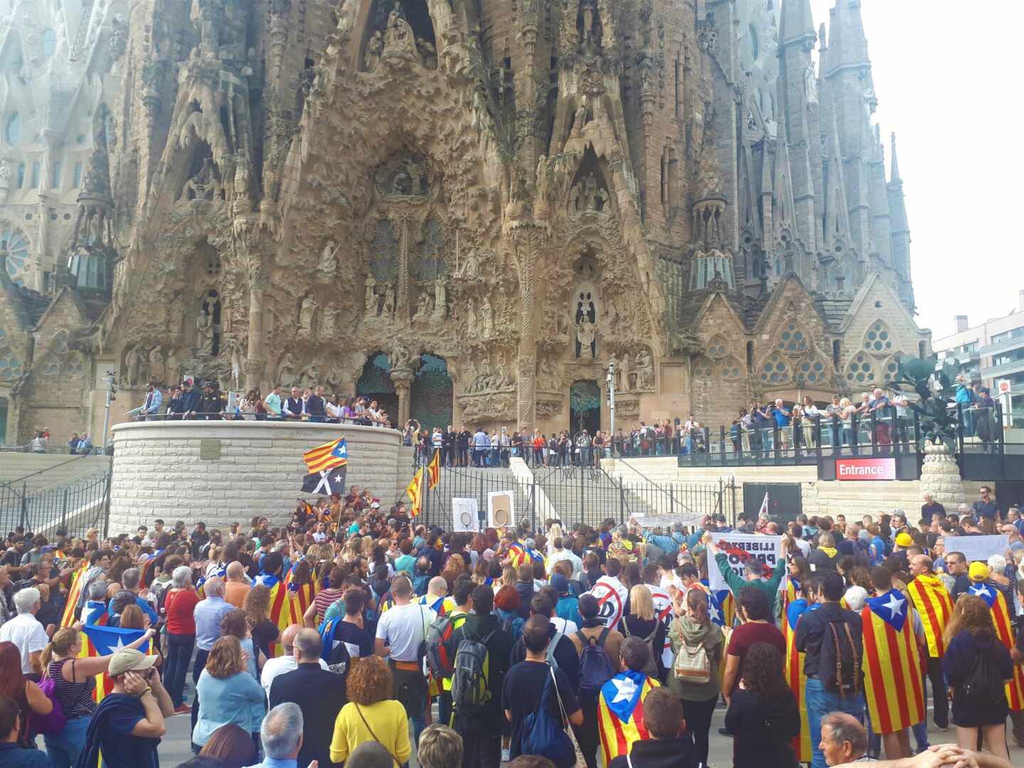 La Sagrada Familia cierra sus puertas por el bloqueo de cientos de manifestantes