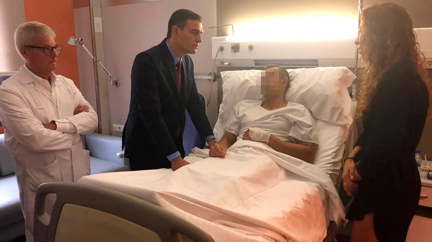 Uno de los policías heridos en Barcelona y su esposa, que ha hablado con este diario, recibiendo este lunes la visita de Pedro Sánchez en el hospital.