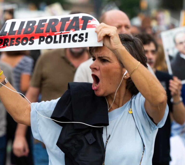 Independentistas cortan vías de tren y las principales calles de Barcelona tras la sentencia