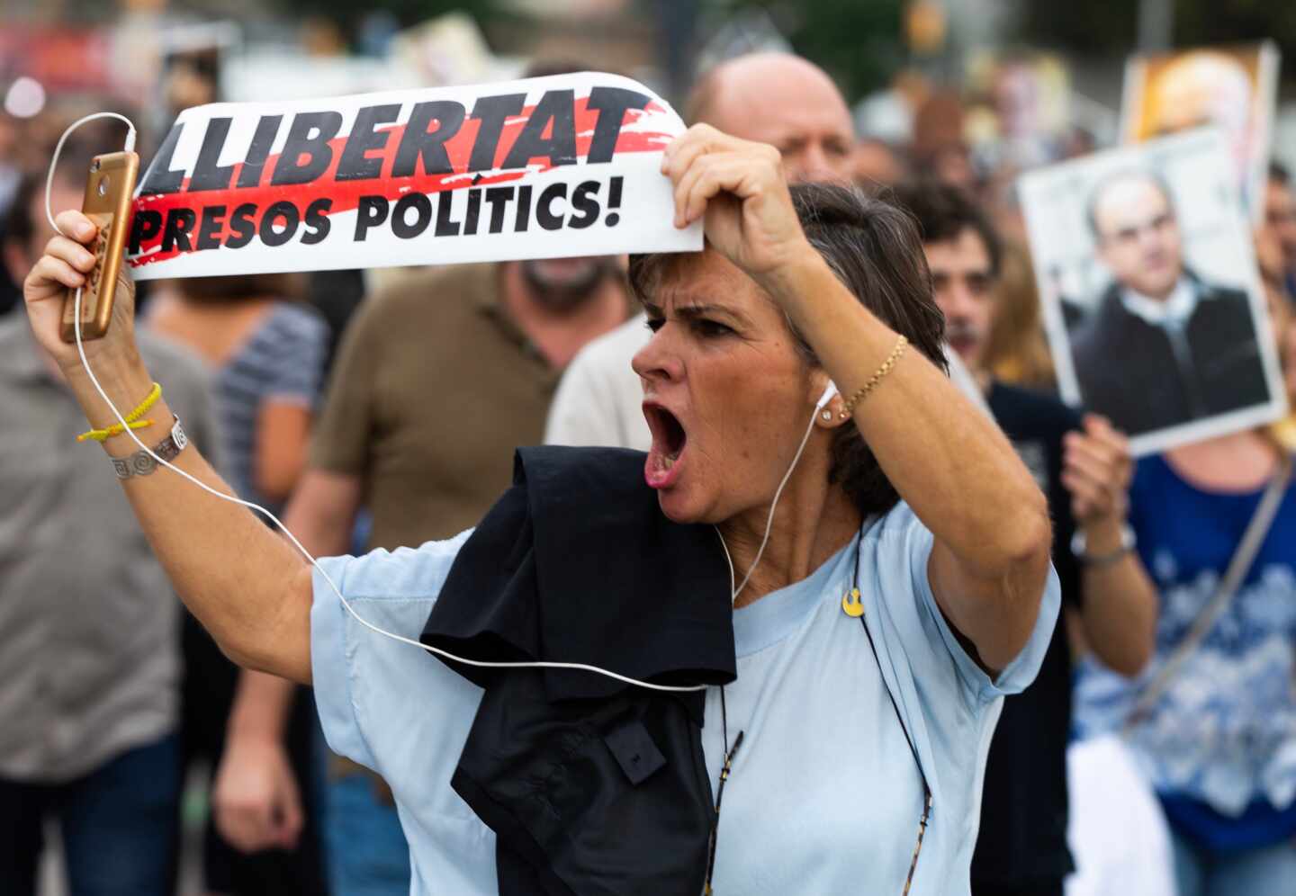 Independentistas cortan vías de tren y las principales calles de Barcelona tras la sentencia