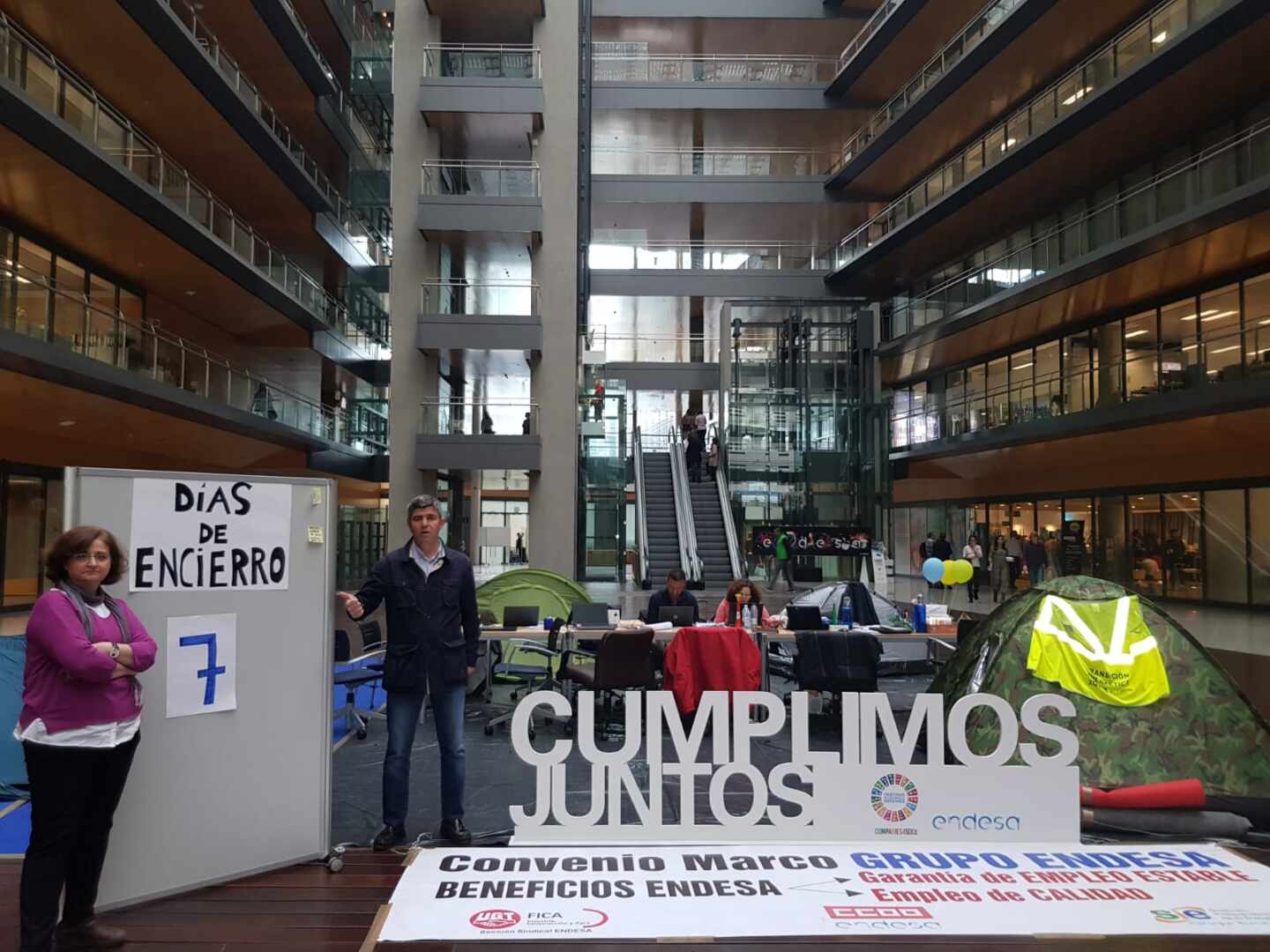Encierro de líderes sindicales en la sede central de Endesa en Madrid.
