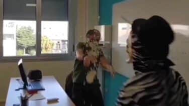 Investigan a una persona disfrazada que propinó un tartazo a un docente en un aula