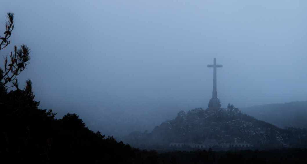 Españoles... Franco sale del Valle de los Caídos