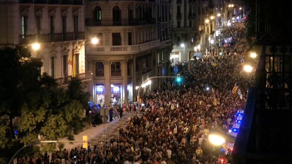 Independentistas vascos y catalanes se unen para iluminar las cumbres de los Pirineos el 2 de julio