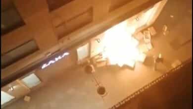 Un grupo de radicales le prende fuego a una tienda de Zara en Lérida