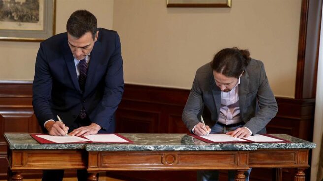 Pedro Sánchez y Pablo Iglesias firman el preacuerdo de un Gobierno de coalición.