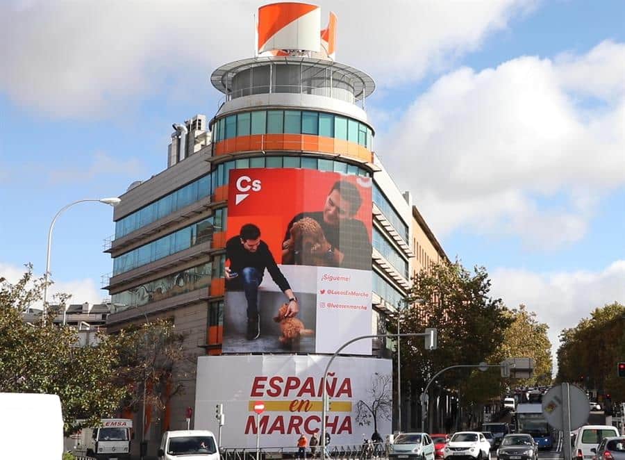 Rivera y el perro Lucas, protagonistas de la fachada de la sede de Cs pese a las críticas