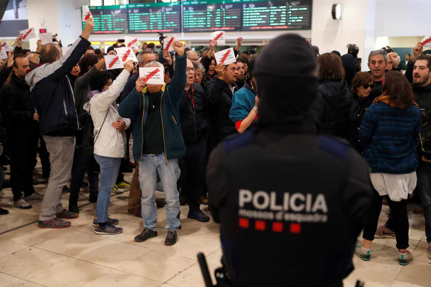 La Policía y los Mossos blindan la estación de Sants por las protestas de los CDR