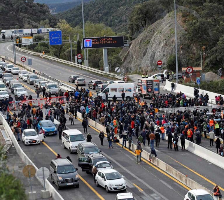 Los camioneros llevan a los tribunales a los radicales que cortaron las carreteras en La Junquera