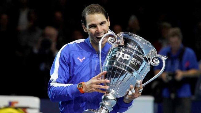 Nadal recibe en Londres la copa que le acredita como número uno