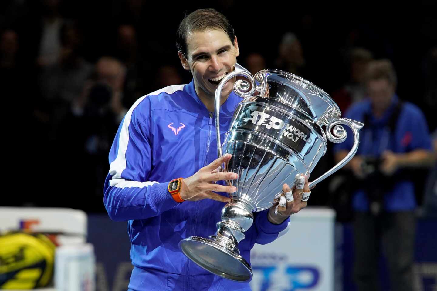 Nadal recibe en Londres la copa que le acredita como número uno