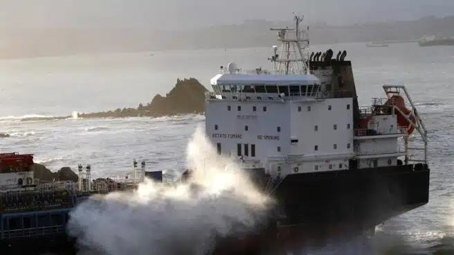 El buque 'Blue Star' encalla en A Coruña tras un incendio en la sala de máquinas