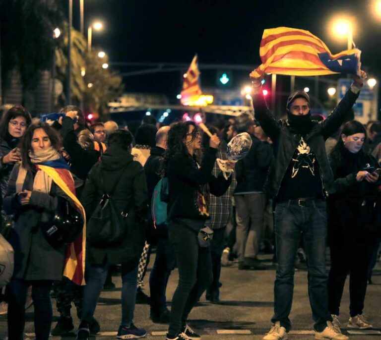 Cacerolada en Barcelona contra Felipe VI en medio de un gran despliegue policial