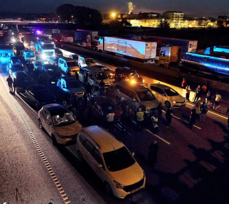 Cientos de vehículos atrapados en la AP-7 toda la noche por los independentistas