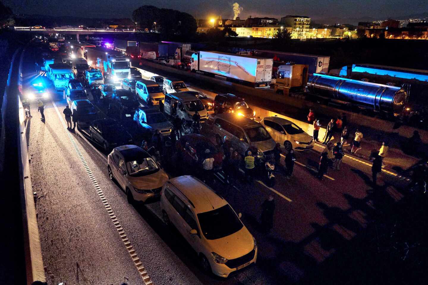 Cientos de vehículos atrapados en la AP-7 toda la noche por los independentistas