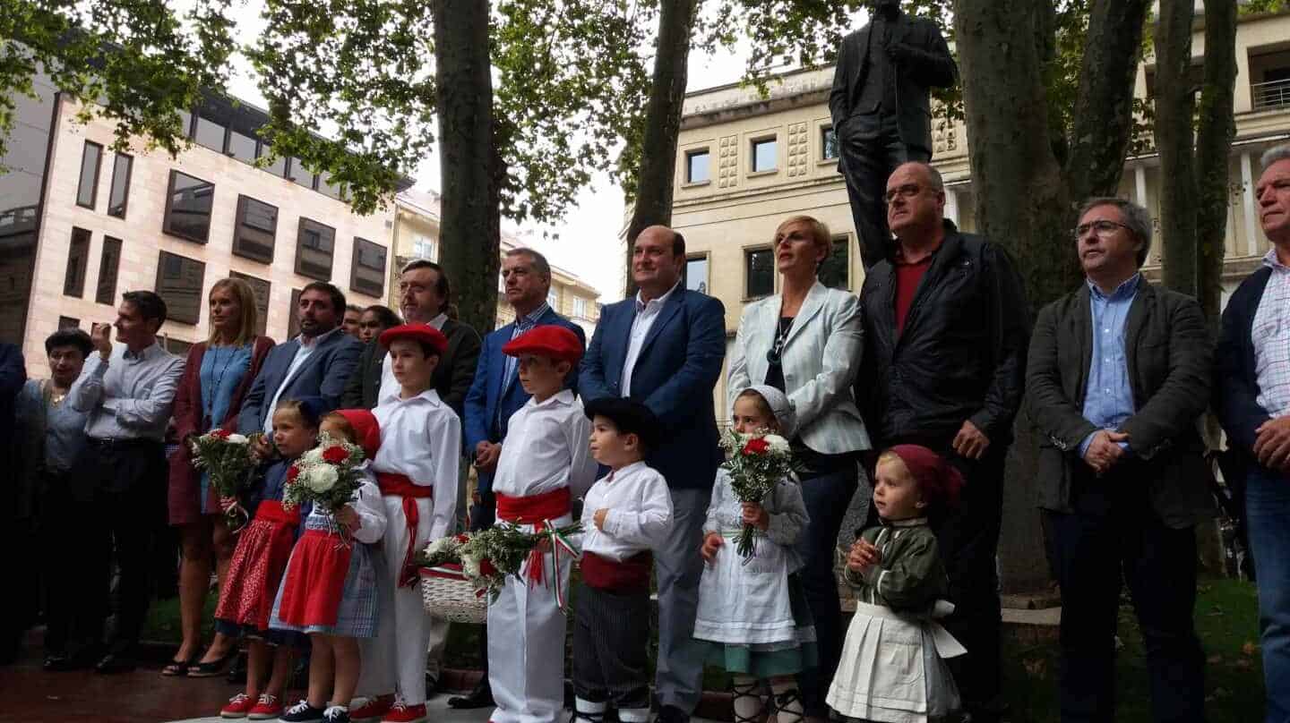 Ofrenda floral a Sabino Arana ante la escultura instalada cerca de la sede del PNV donde estaba su casa natal.