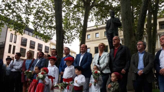 Ofrenda floral a Sabino Arana ante la escultura instalada cerca de la sede del PNV donde estaba su casa natal. Ofrenda floral a Sabino Arana ante la escultura instalada cerca de la sede del PNV donde estaba su casa natal.