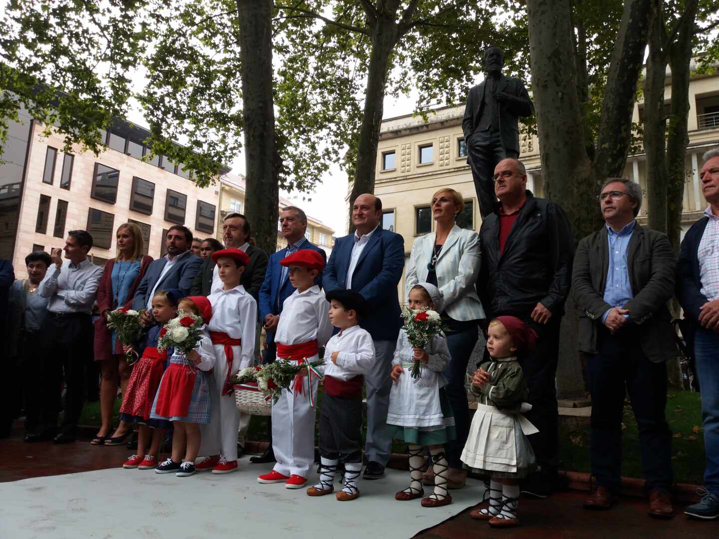 Ofrenda floral a Sabino Arana ante la escultura instalada cerca de la sede del PNV donde estaba su casa natal.