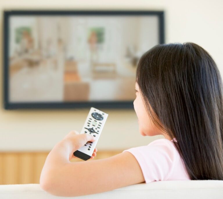 Productos insanos y sin control: así es la publicidad de alimentos que ven los niños