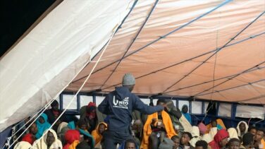 El 'Aita Mari', a la espera de permiso para desembarcar a 78 personas rescatadas en el mar