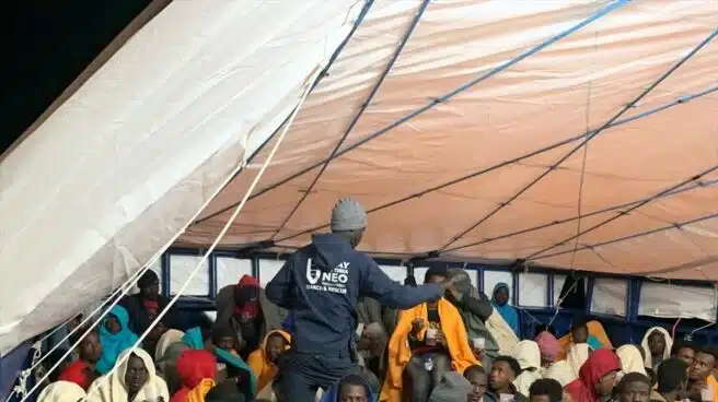El 'Aita Mari', a la espera de permiso para desembarcar a 78 personas rescatadas en el mar