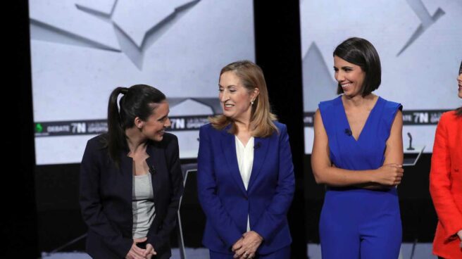Ana Pastor, entre Irene Montero y Ana Pastor en el debate de La Sexta.