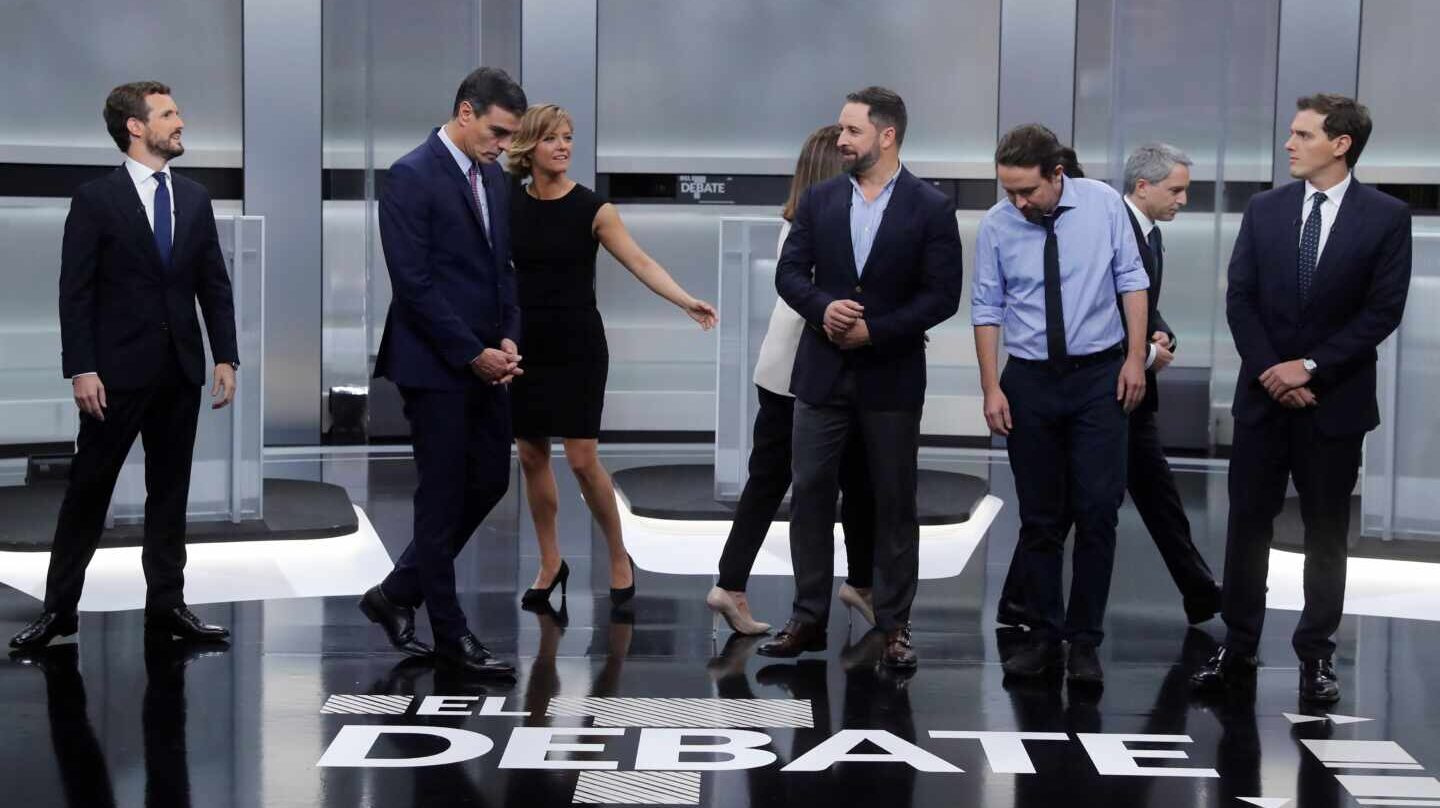Los candidatos y presentadores en el plato del debate de la Academia de TV