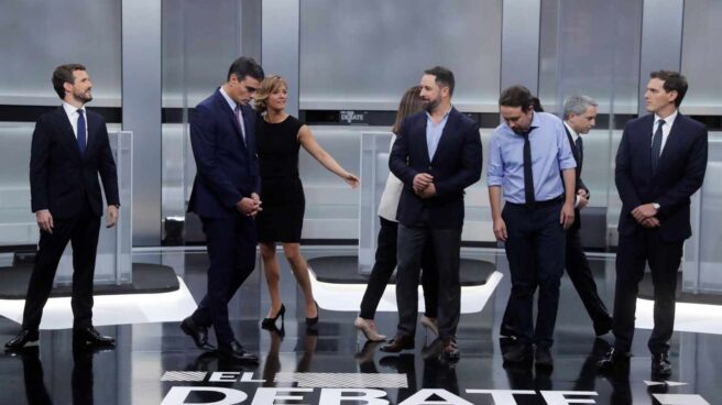 Los candidatos y presentadores en el plato del debate de la Academia de TV Los candidatos y presentadores en el plato del debate de la Academia de TV
