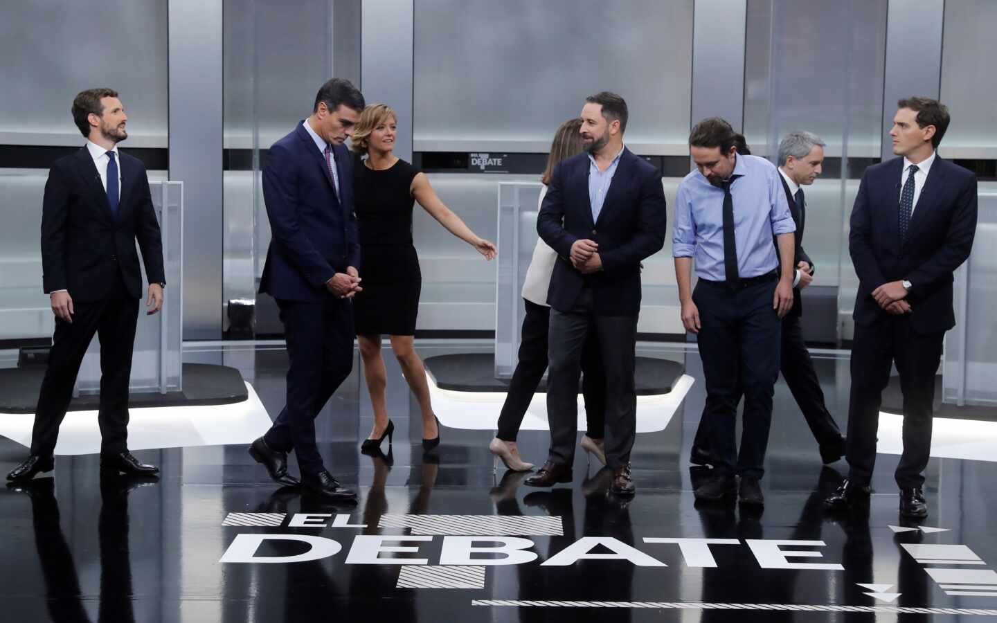 Los candidatos y presentadores en el plato del debate de la Academia de TV