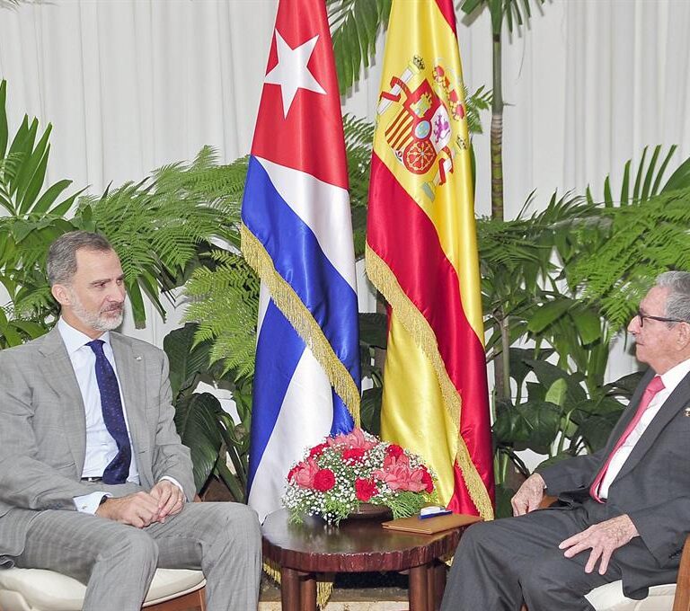 Felipe VI se reúne de imprevisto con Raúl Castro antes de marcharse de Cuba