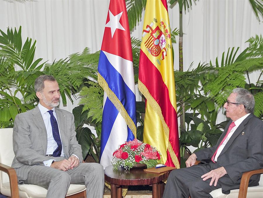 Felipe VI se reúne de imprevisto con Raúl Castro antes de marcharse de Cuba
