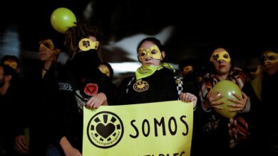 Manifestantes contra el desalojo de La Ingobernable cortan el tráfico en la Gran Vía de Madrid