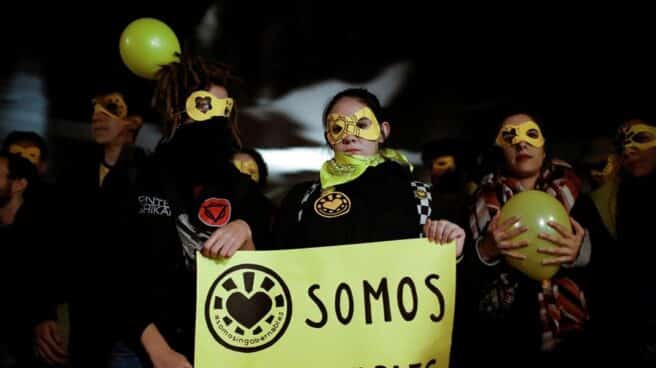 Cientos de personas protestan contra el desalojo de La Ingobernable en el centro de Madrid.
