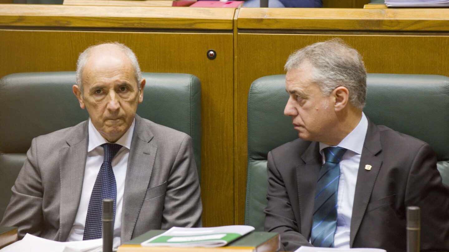 El lehendakari Iñigo Urkullu junto al consejero de Autogobierno, Josu Erkoreka