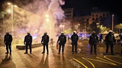 La Guardia Urbana de Barcelona desaloja a los acampados de Plaza Universitat