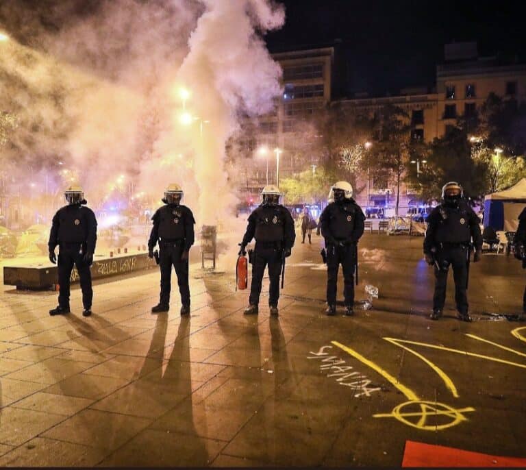 La Guardia Urbana de Barcelona desaloja a los acampados de Plaza Universitat