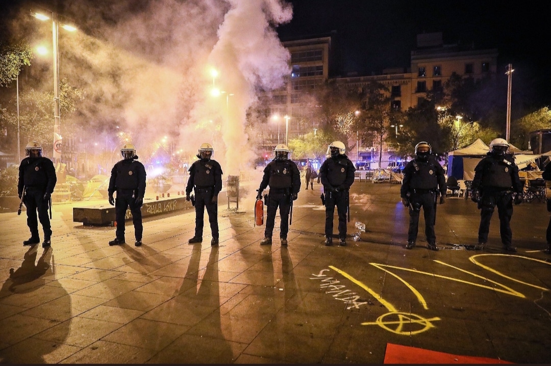 La Guardia Urbana de Barcelona desaloja a los acampados de Plaza Universitat