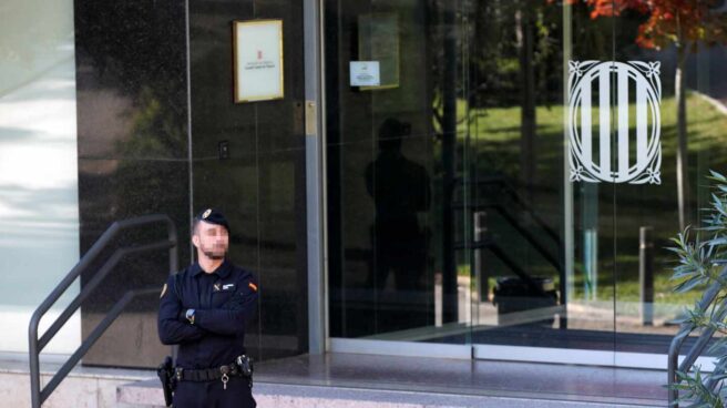 Un agente de la Guardia Civil custodia la entrada de la sede del Consell Catalá de l'Esport