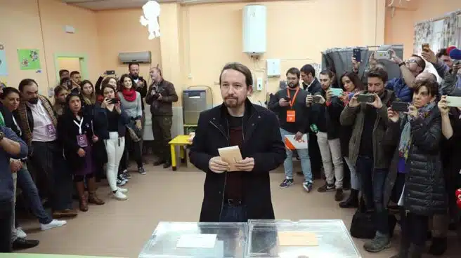 El mensaje de Iglesias tras depositar su voto: "Vamos a tender la mano al PSOE"