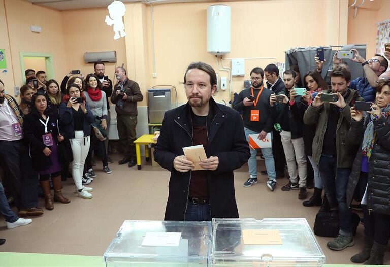 El mensaje de Iglesias tras depositar su voto: "Vamos a tender la mano al PSOE"