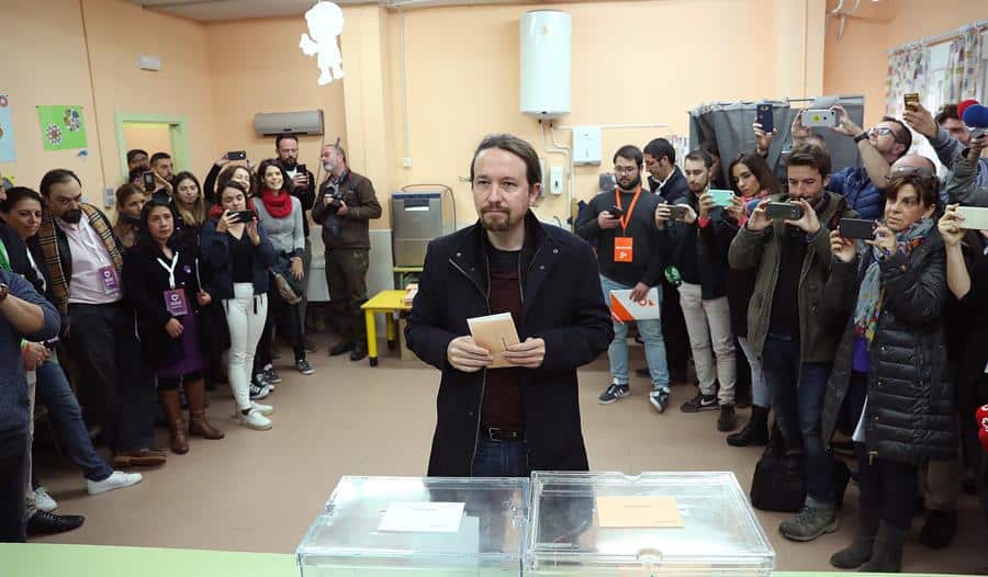 El mensaje de Iglesias tras depositar su voto: "Vamos a tender la mano al PSOE"