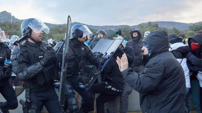 Los antidisturbios franceses desalojan a los radicales en Le Perthus (Francia)