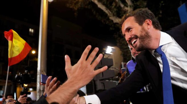 Casado felicitado por sus votantes y simpatizantes en la noche electoral