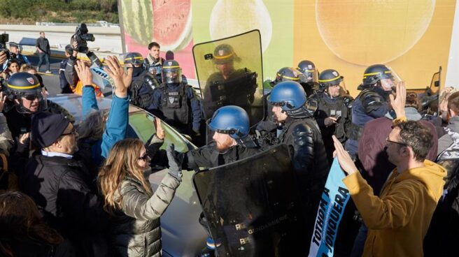 Tensión entre las fuerzas de seguridad y los manifestantes en la Jonquera