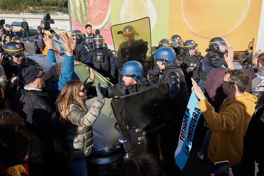 Detenido un camionero que intentó atropellar a cientos de manifestantes en la Jonquera