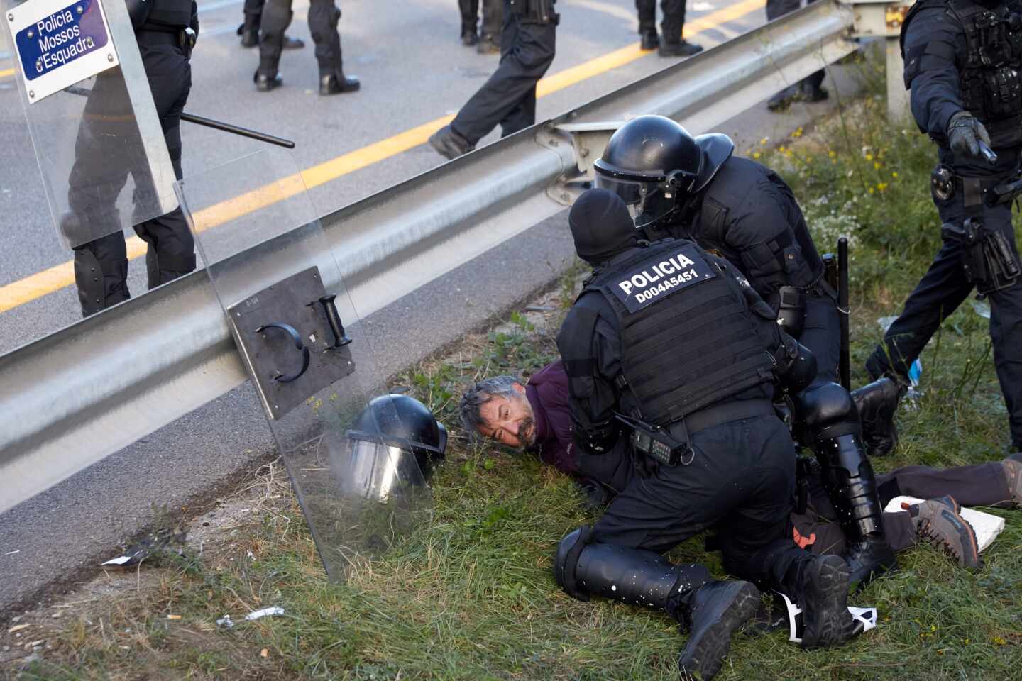 Un radical se abalanza sobre un mosso cuando le intentaban detener huyendo campo a través